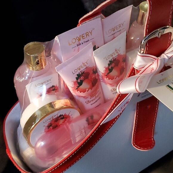 LOVERY Strawberry-Milk Scented Home Spa Gift Set - Picture 4 of 8